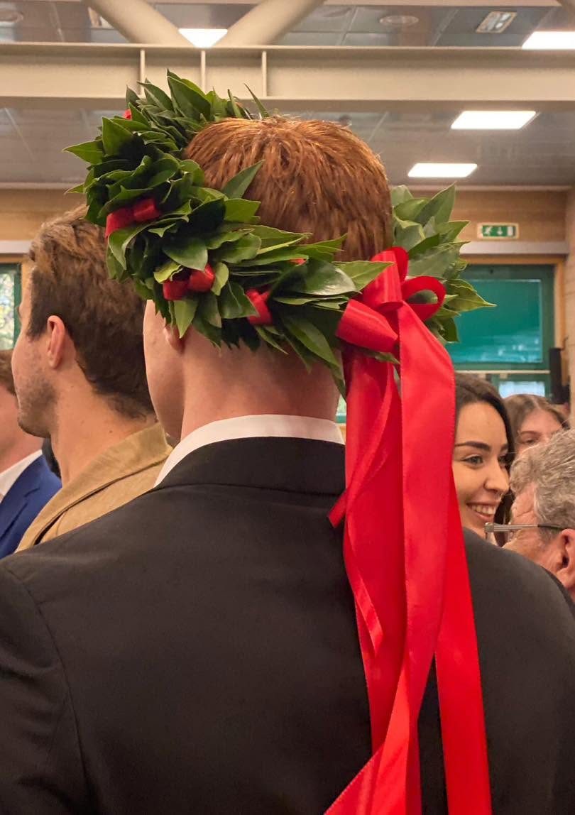 Neolaureato con la corona d'alloro e i nastri rossi